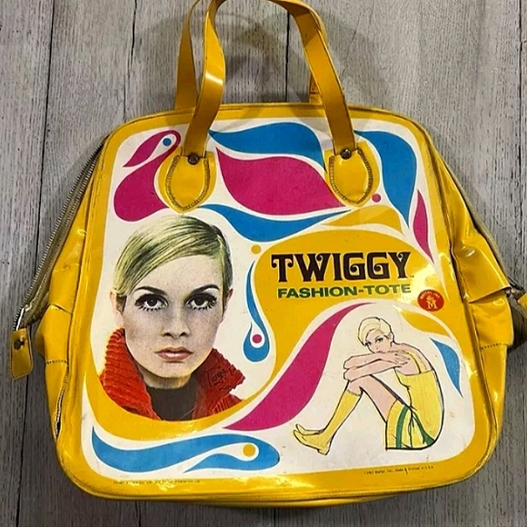 Rare 1967 Twiggy Mattel Tote Bag with Vintage Barbies & Clothes - Picture 4 of 14
